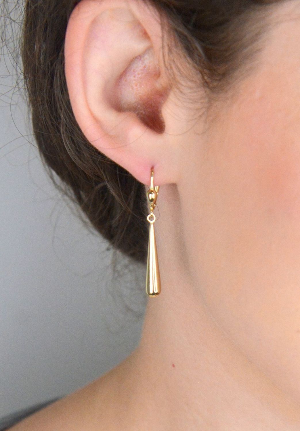 Delikatne kolczyki damskie ze złota próby 585 w kształcie smukłych sopelków. Długość 4 cm, zapięcie angielskie. Elegancja i subtelny styl w jednym.1.jpg